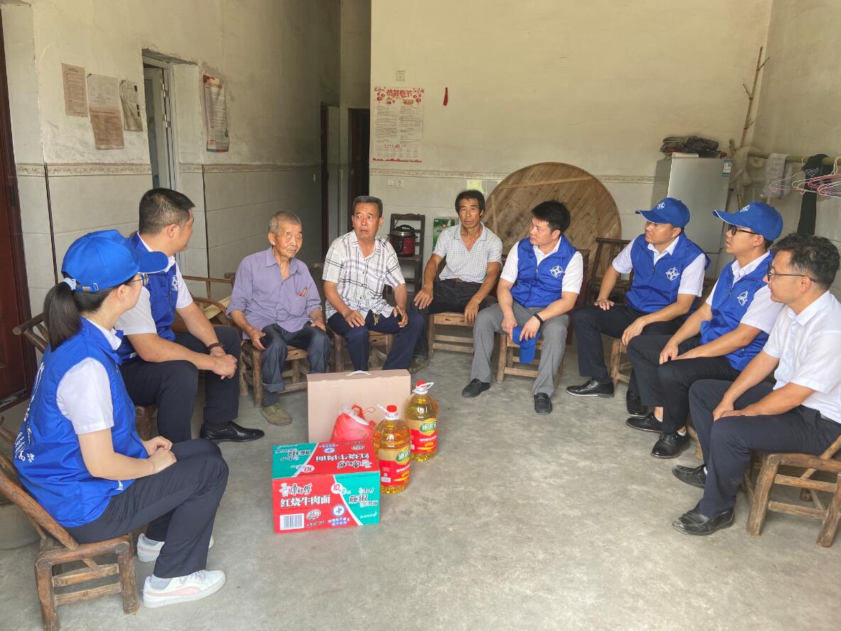 武宁电视台:一公局集团公司九江通武高速项目部爱心捐赠助力灾后重建