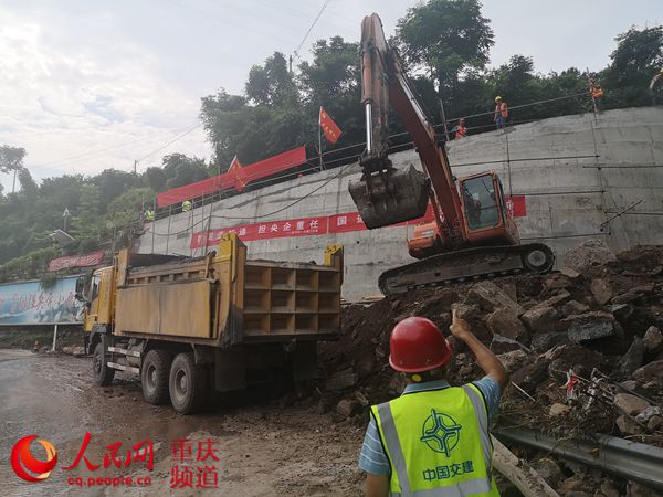 人民网报道;“路抢通啦,我们果农高兴惨了!”