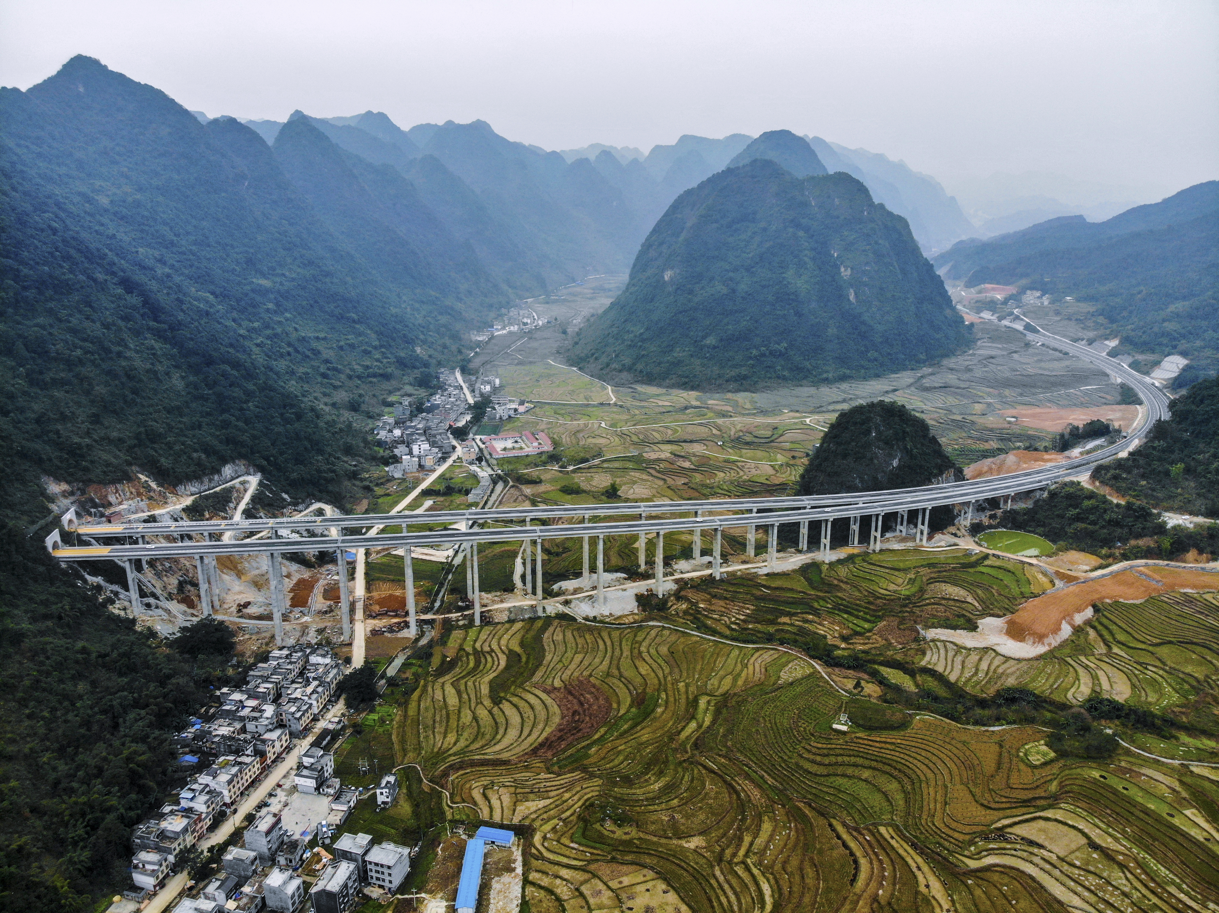 一“道”通两镇 深山侗汉情